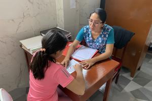 „In entspanntem Umfeld einfühlsam zuhören“: Kinder- und Jugendpsychologin Lourdes Benites Pinedo im Gespräch. Foto: Förderverein Peru